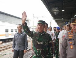 Panglima TNI Tinjau Puncak Arus Mudik di Stasiun Kereta Api Pasar Senen